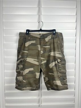 Plugg Men's Camo Cargo Shorts size 34 Y2K utility outdoor streetwear